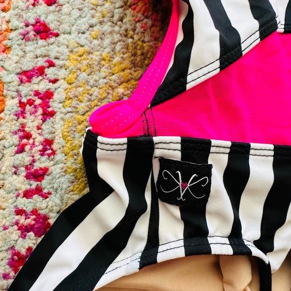 Girls stripped Leo for dance - Picture 3 of 4